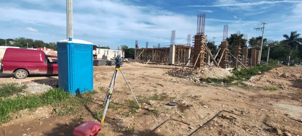 Personal calificado de Geoland realizando ubicación de terrenos y trazo en obra.