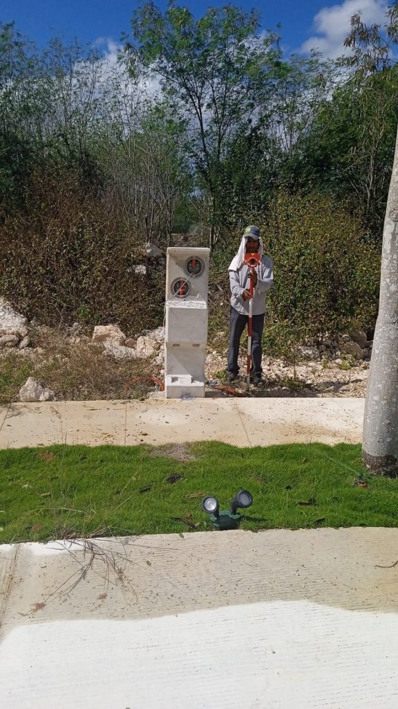 Profesionales de Geoland en acción durante un estudio topográfico en terreno.