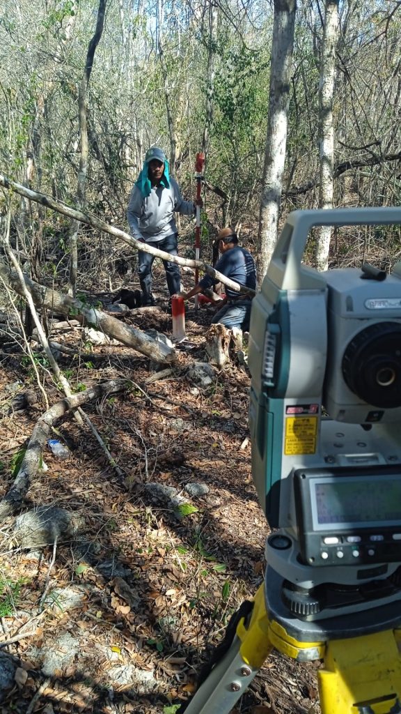 Personal calificado de Geoland realizando ubicación de terrenos y trazo en obra.