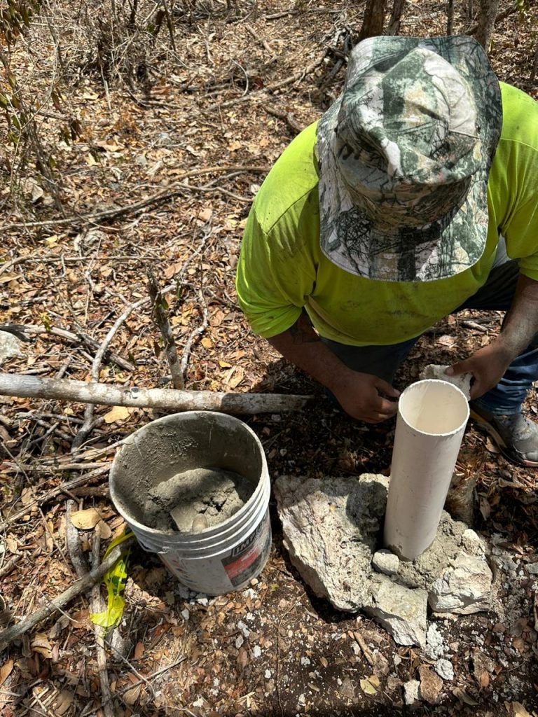 Personal calificado de Geoland realizando ubicación de terrenos y trazo en obra.