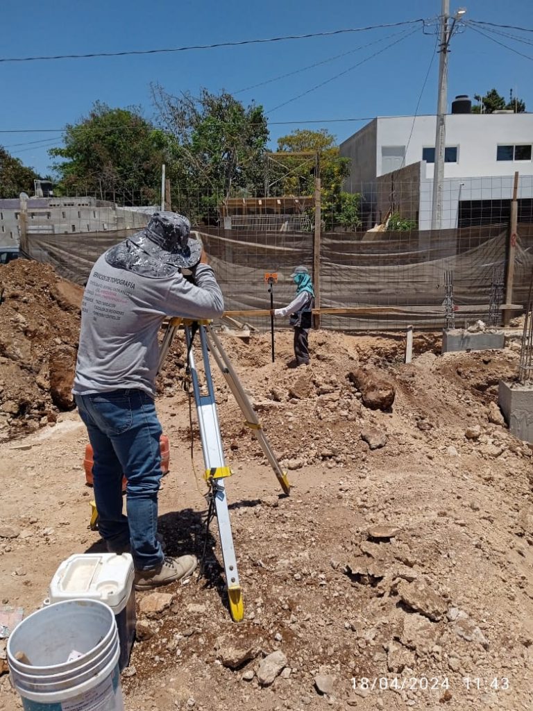 Personal calificado de Geoland realizando ubicación de terrenos y trazo en obra.