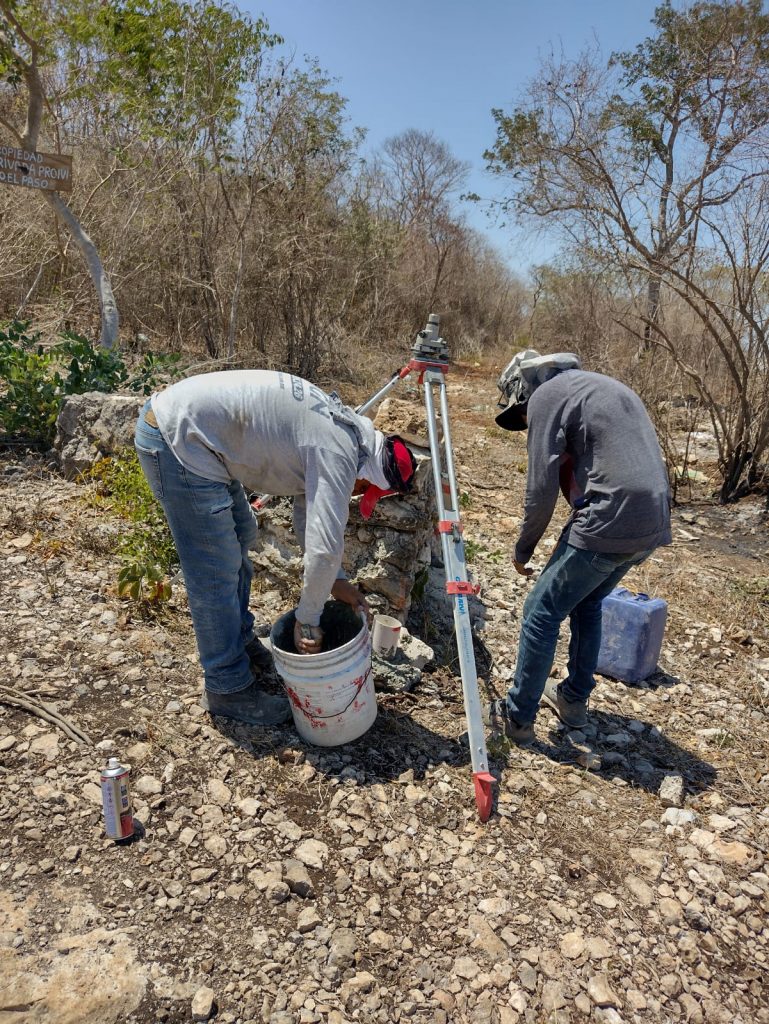 Personal calificado de Geoland realizando ubicación de terrenos y trazo en obra.