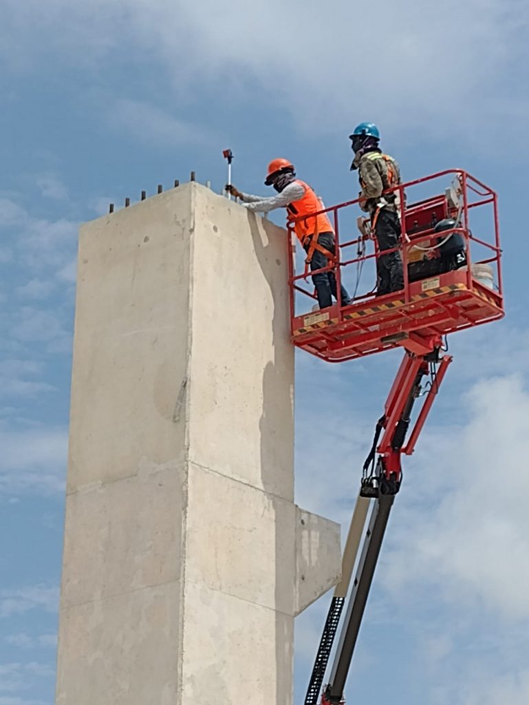 Personal calificado de Geoland realizando ubicación de terrenos y trazo en obra.