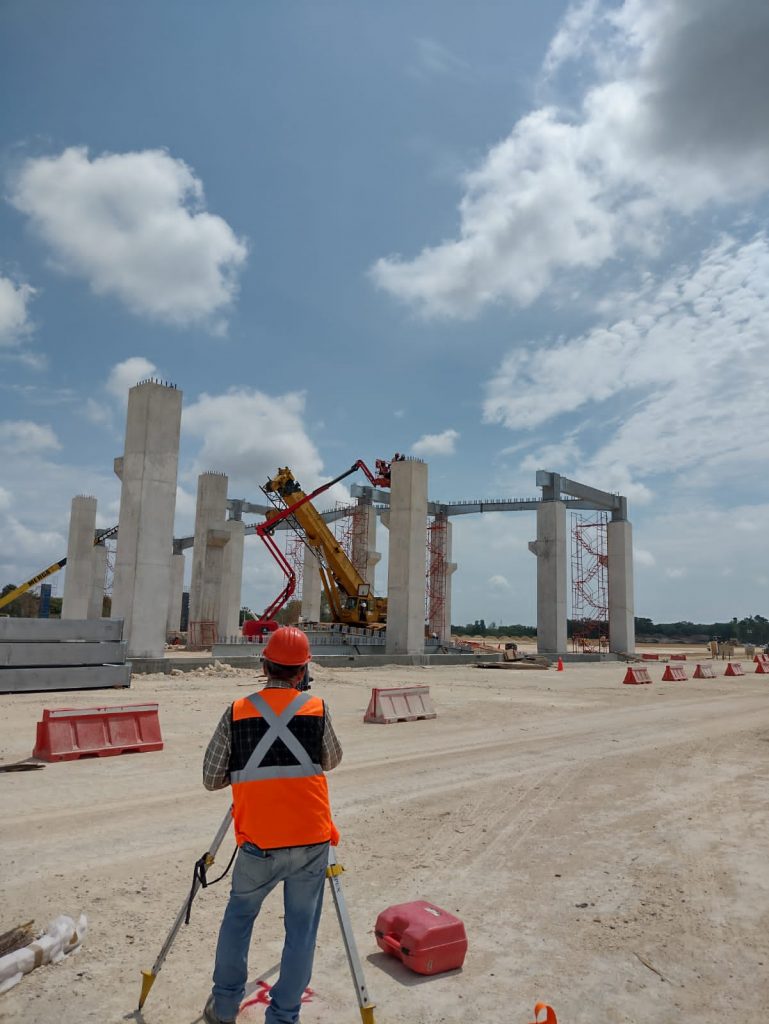 Personal calificado de Geoland realizando ubicación de terrenos y trazo en obra.