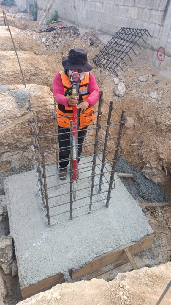 Brigada topográfica de Geoland trabajando en la medición precisa para proyectos de ingeniería.