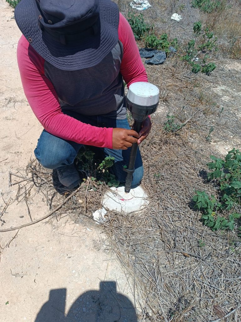 Profesionales de Geoland en acción durante un estudio topográfico en terreno.