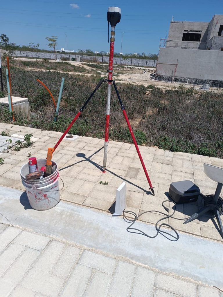 Brigada topográfica de Geoland trabajando en la medición precisa para proyectos de ingeniería.
