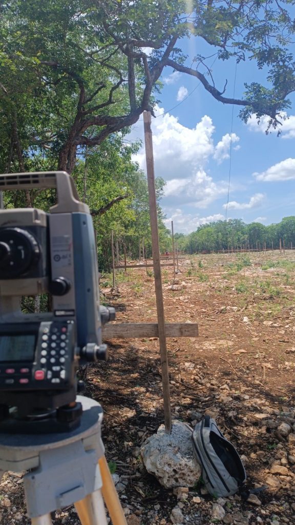 Brigada topográfica de Geoland trabajando en la medición precisa para proyectos de ingeniería.