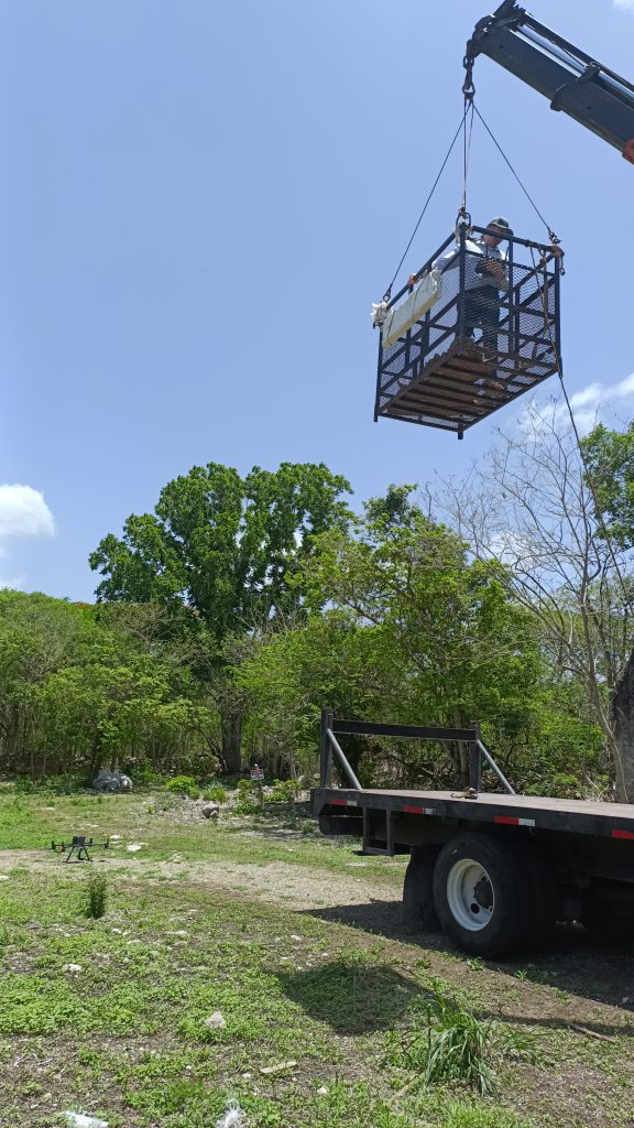 Profesionales de Geoland en acción durante un estudio topográfico en terreno.