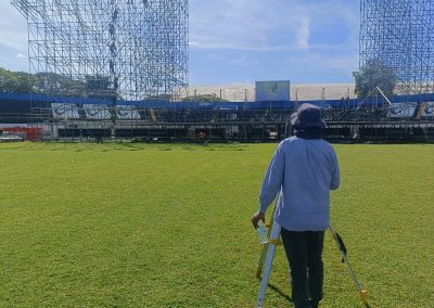 Equipo de topografía de alta precisión utilizado por Geoland para medición de terrenos.