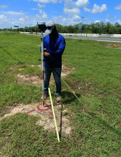 Equipo de topografía de alta precisión utilizado por Geoland para medición de terrenos.
