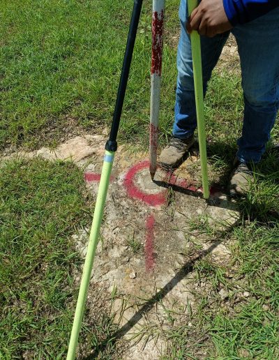 Equipo de topografía de alta precisión utilizado por Geoland para medición de terrenos.