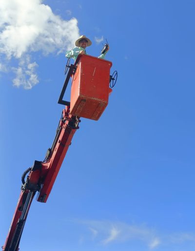 Equipo de topografía de alta precisión utilizado por Geoland para medición de terrenos.